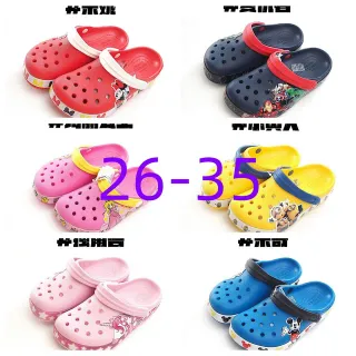 Crocs كلاسيك كلوغ أحمر أبيض بناء رغوة مثقبة حزام قابل للتعديل كلوغ