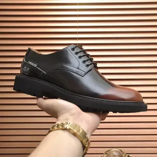 Christian Dior Chaussures Oxford en Cuir Patent et Cuir Lisse avec Embout Cap-Toe