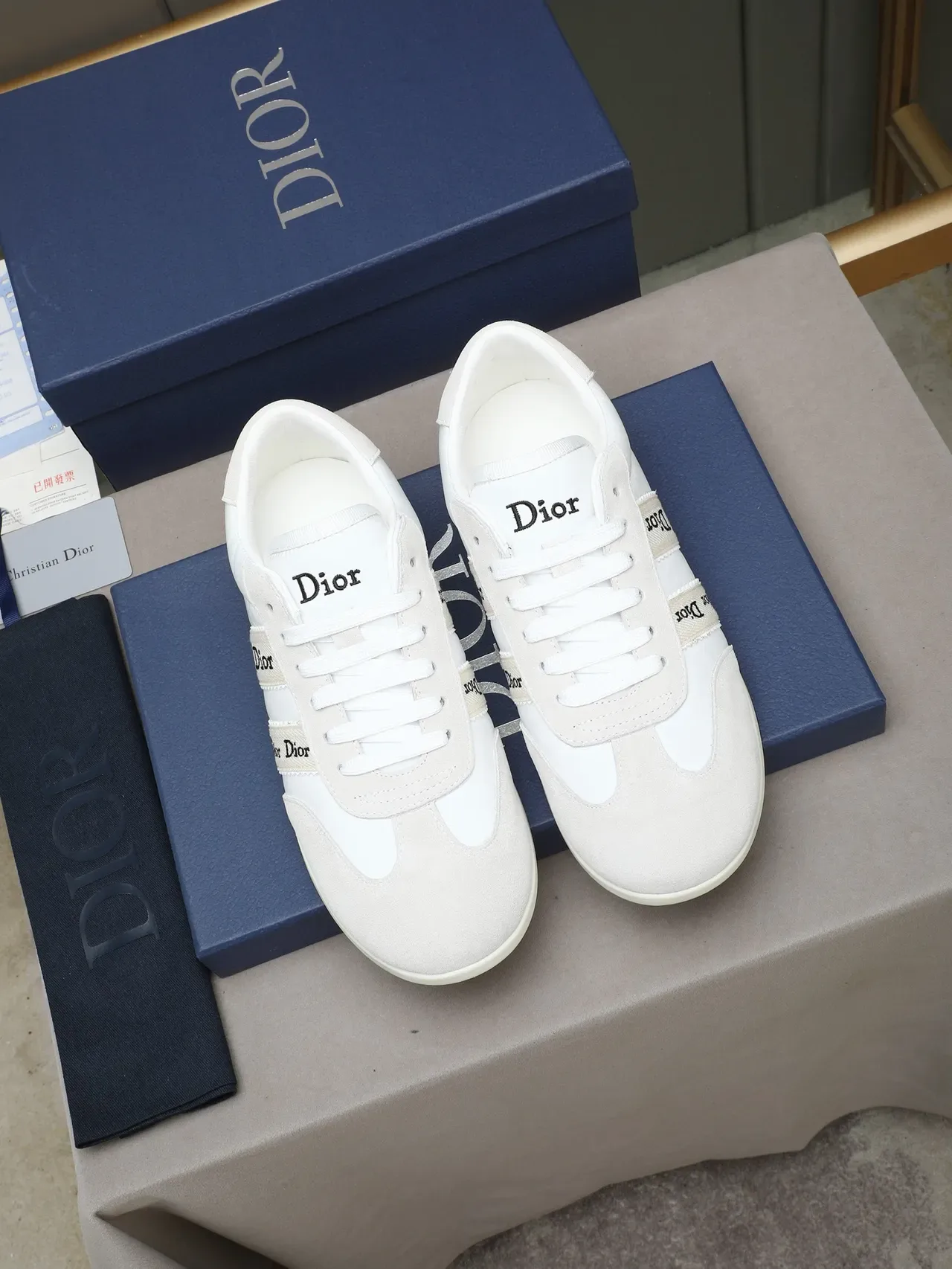 Dior B27 Zapatillas Lifestyle Blancas y Beige con Franjas de Logo 2