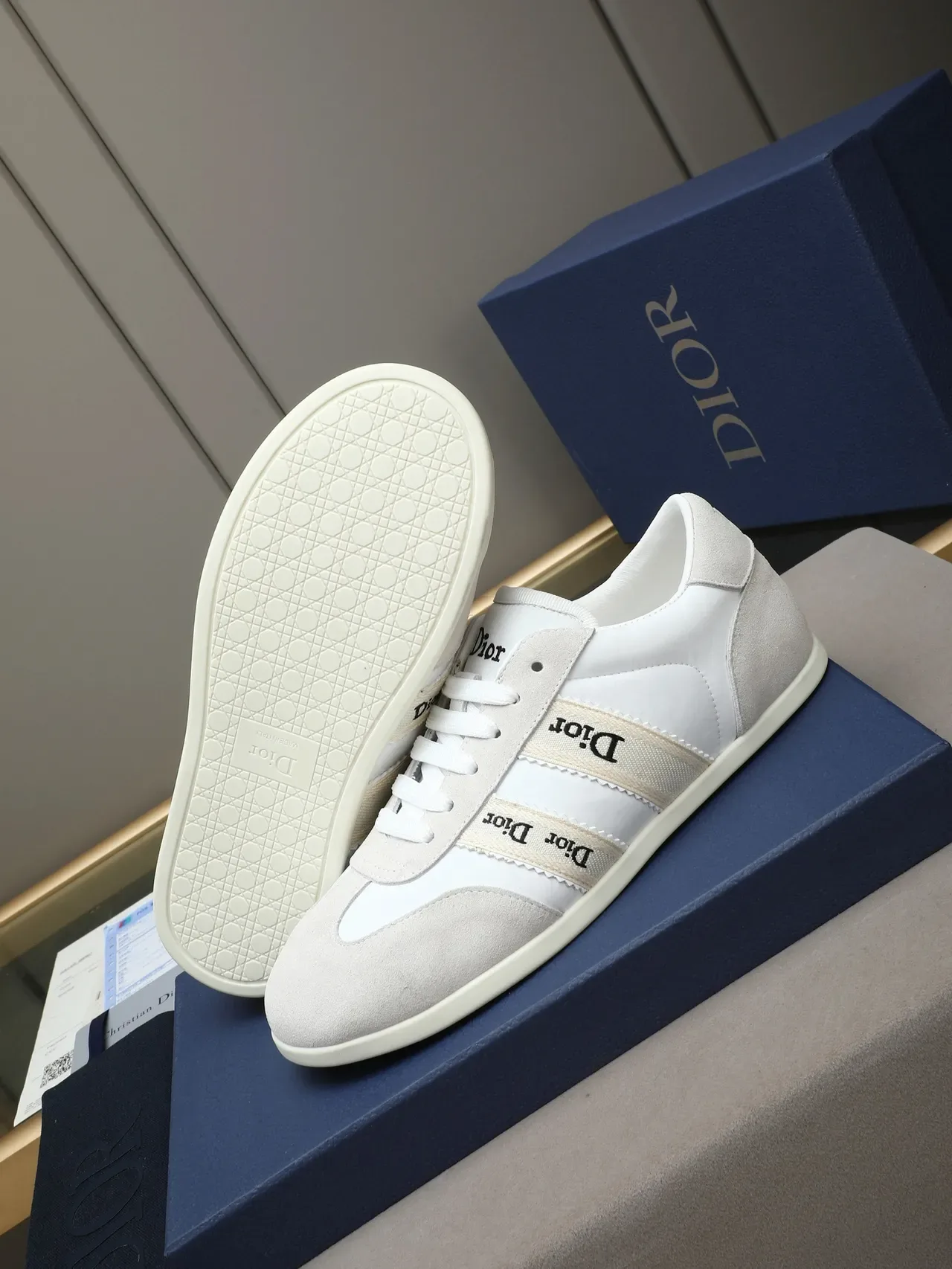 Dior B27 Zapatillas Lifestyle Blancas y Beige con Franjas de Logo 4