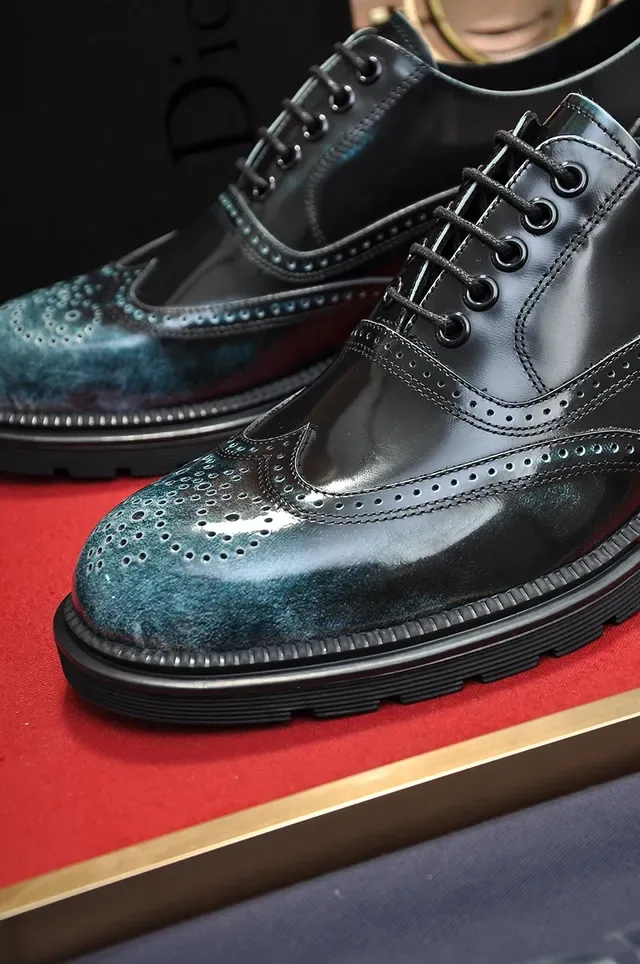 Dior काला नीला पॉलिश्ड चमड़ा इरिडिसेंट टील-ग्रीन Patina Brogue 2