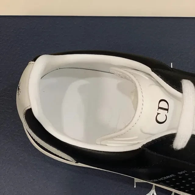Dior Chaussures Lifestyle Noires Blanches Basses avec Panneau Latéral Perforé 4