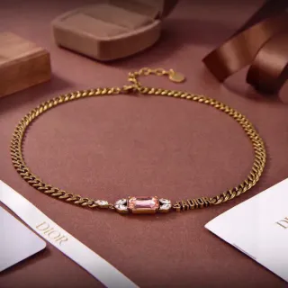 Dior J'adore قلادة حجر وردي ذهبي اللون