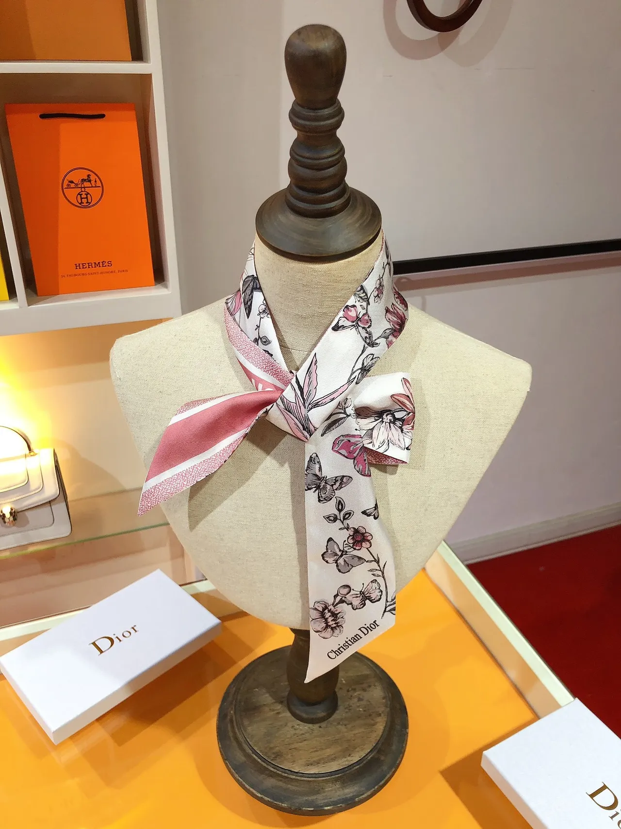 Dior Mitzah Lenço Branco Rosa Fino Cônico Silhueta Floral E Borboleta Impressão Seda 2