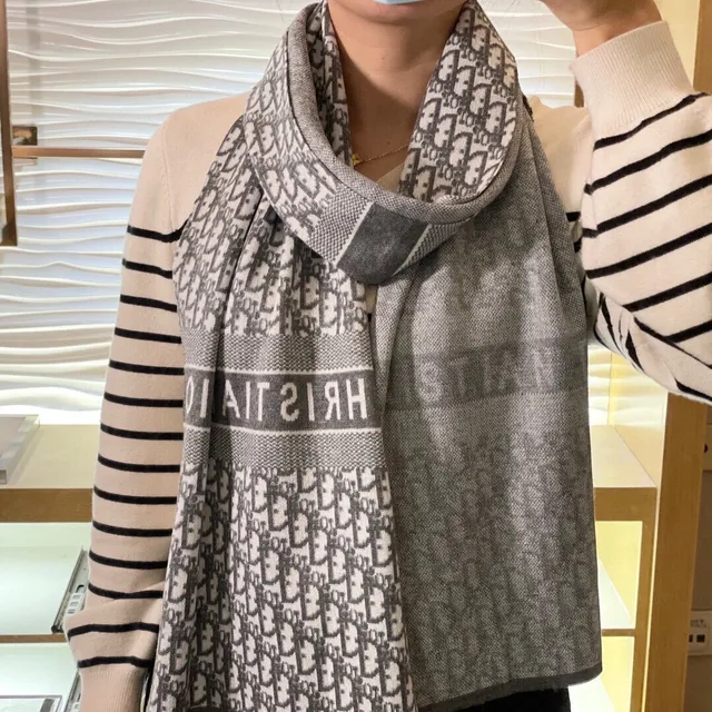 Dior 印花灰色和黑色羊绒围巾 2