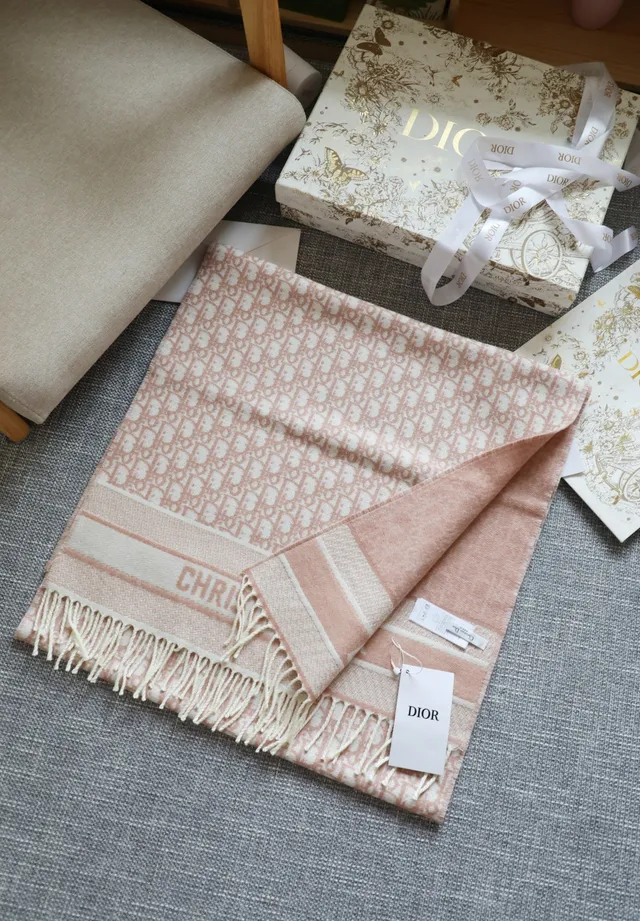 Écharpe en cachemire rose et crème avec monogramme oblique de Dior 5