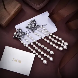 Dior أقراط كريستال نجمية وفرنج لؤلؤ
