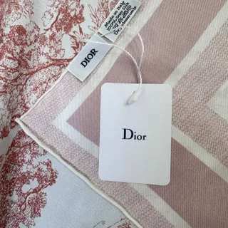 Dior टॉयल प्रिंट और स्ट्राइप्ड बॉर्डर सिल्क स्कार्फ