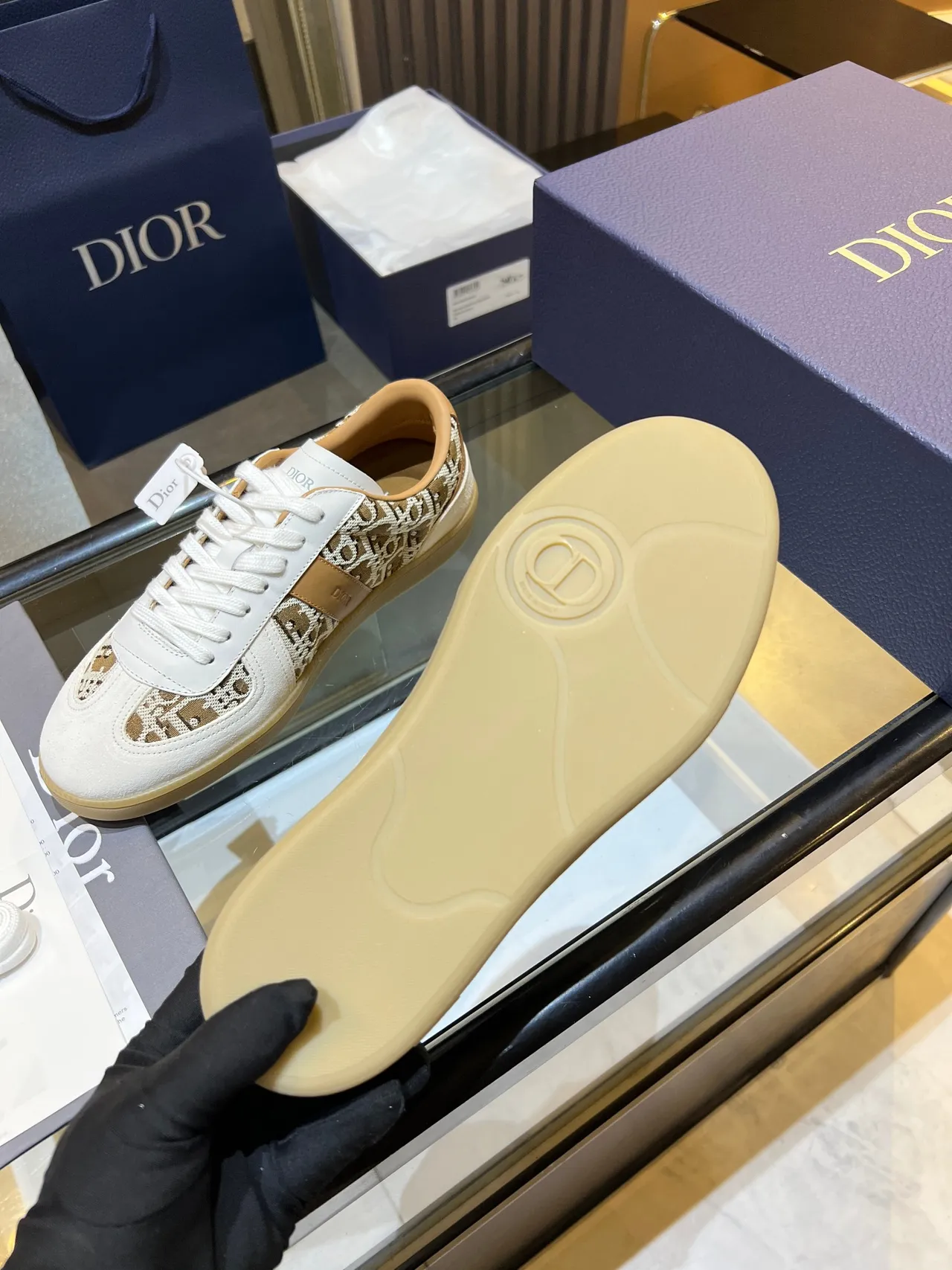 Dior Tênis Lifestyle Brancos Bege Monogramados Textil Camurça e Couro Painel 2