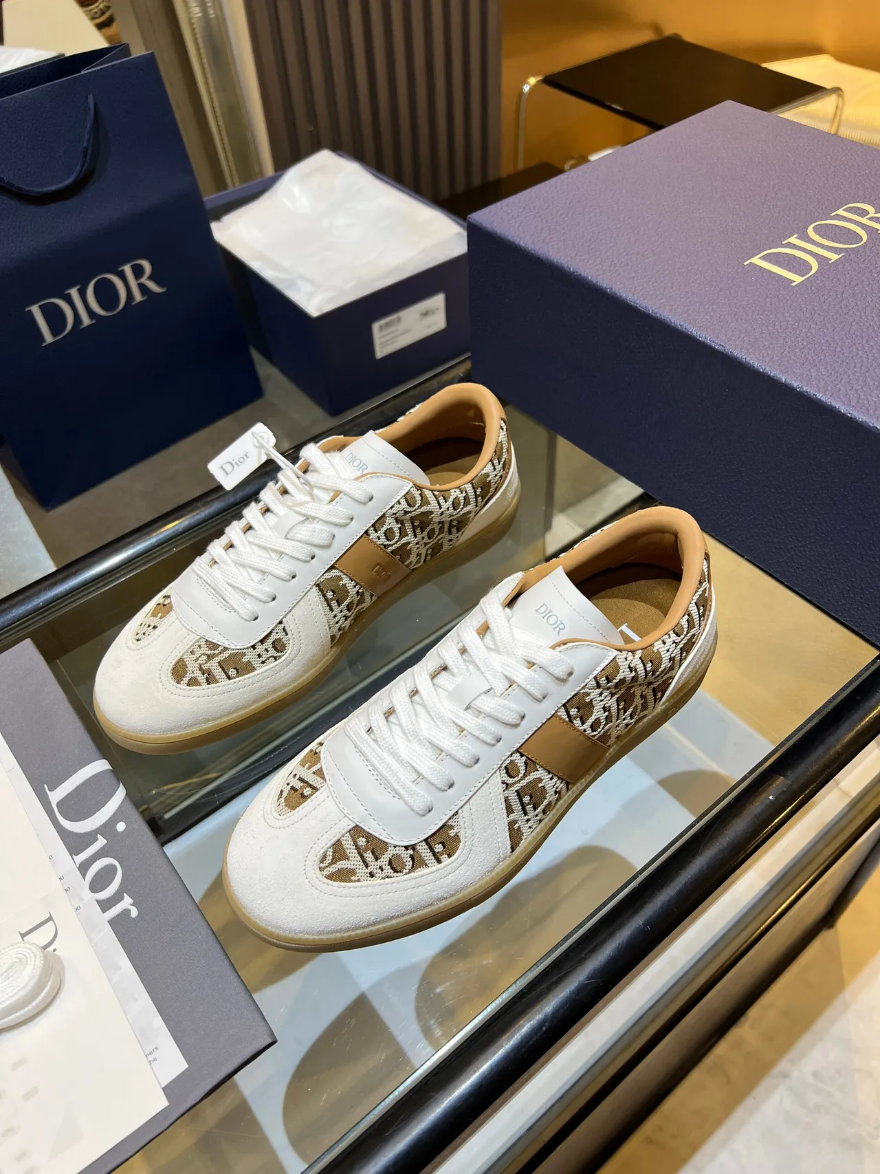 Dior Tênis Lifestyle Brancos Bege Monogramados Textil Camurça e Couro Painel 3