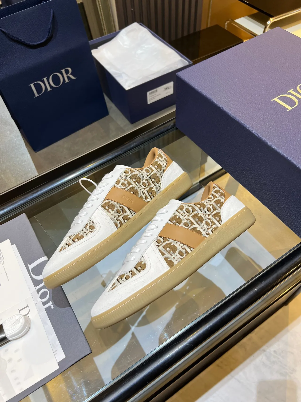 Dior Tênis Lifestyle Brancos Bege Monogramados Textil Camurça e Couro Painel 4
