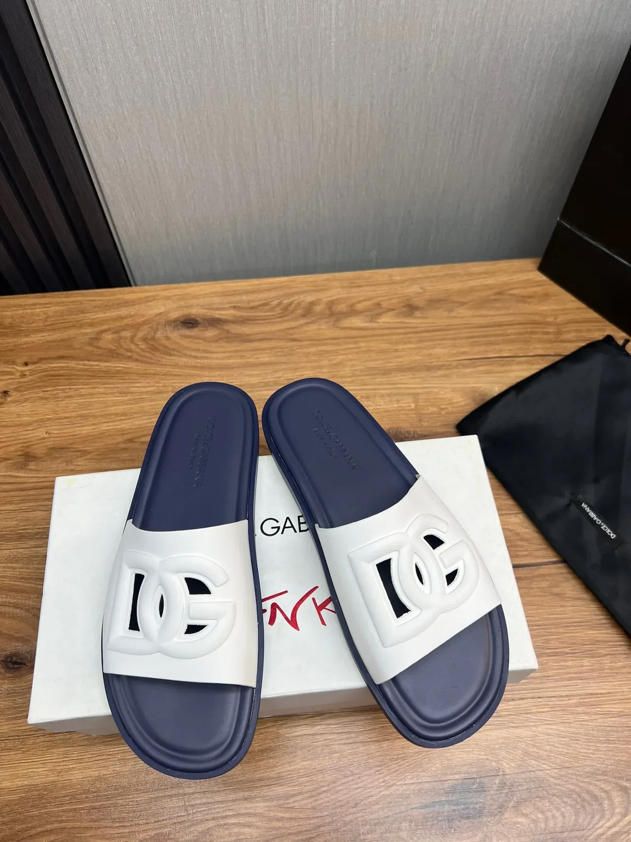 Dolce & Gabbana Logo Slide Chaussons Blancs et Navy 2