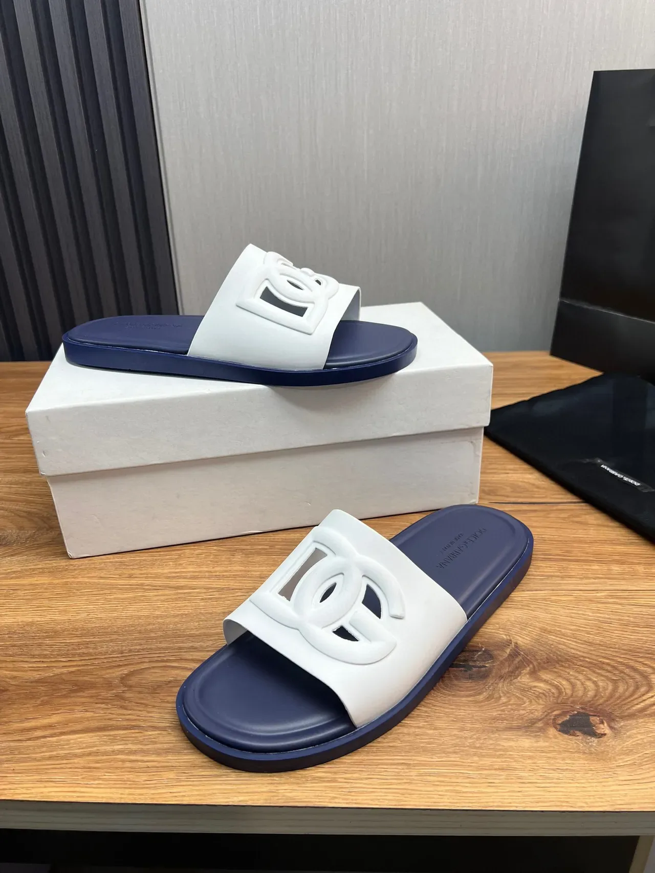 Dolce & Gabbana Logo Slide Chaussons Blancs et Navy 4