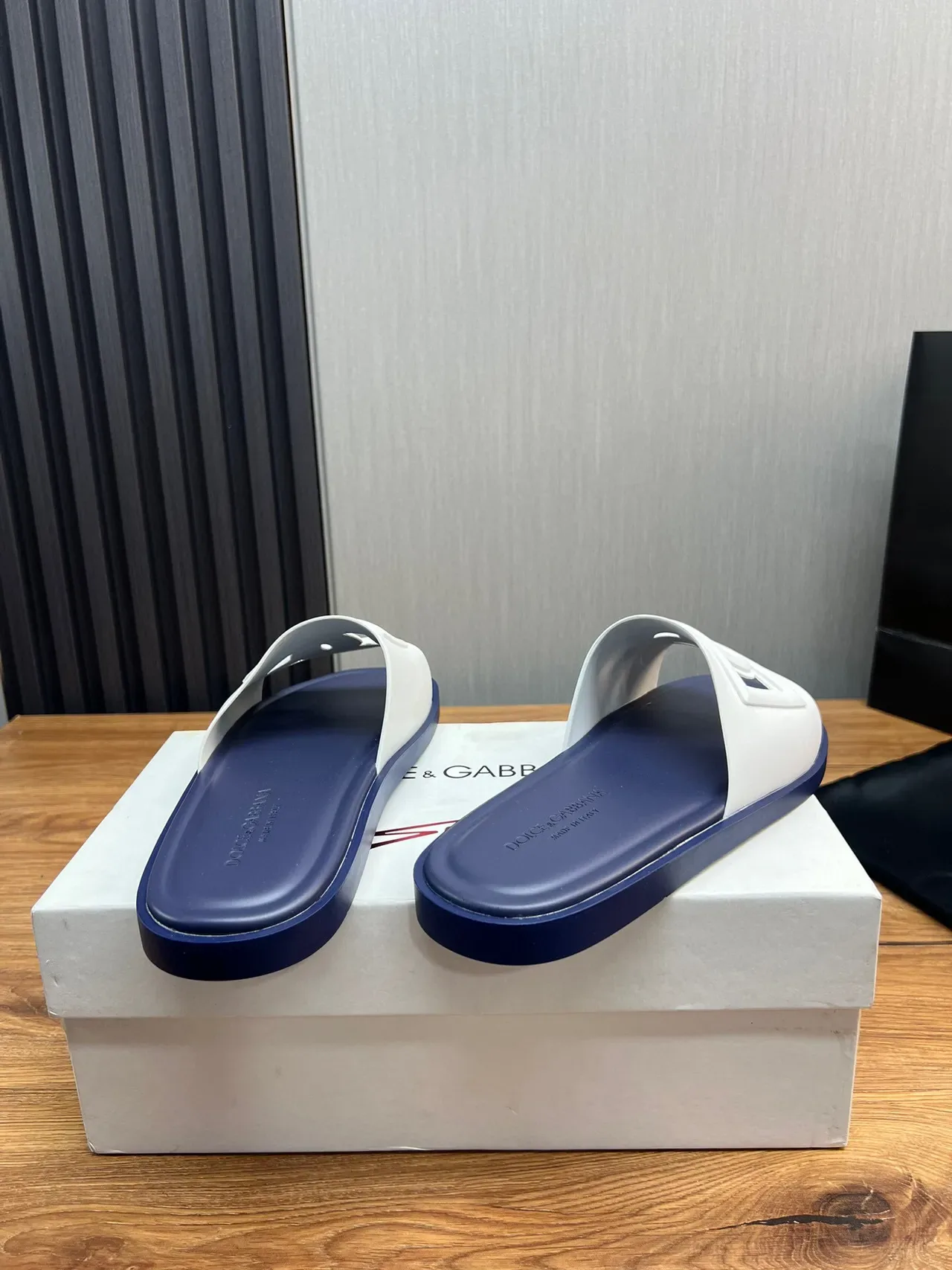 Dolce & Gabbana Logo Slide Chaussons Blancs et Navy 5