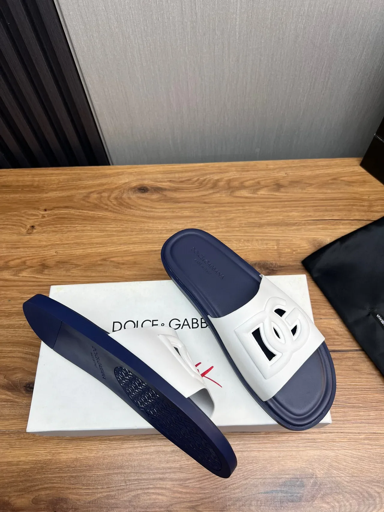 Dolce & Gabbana Logo Slide Chaussons Blancs et Navy 6