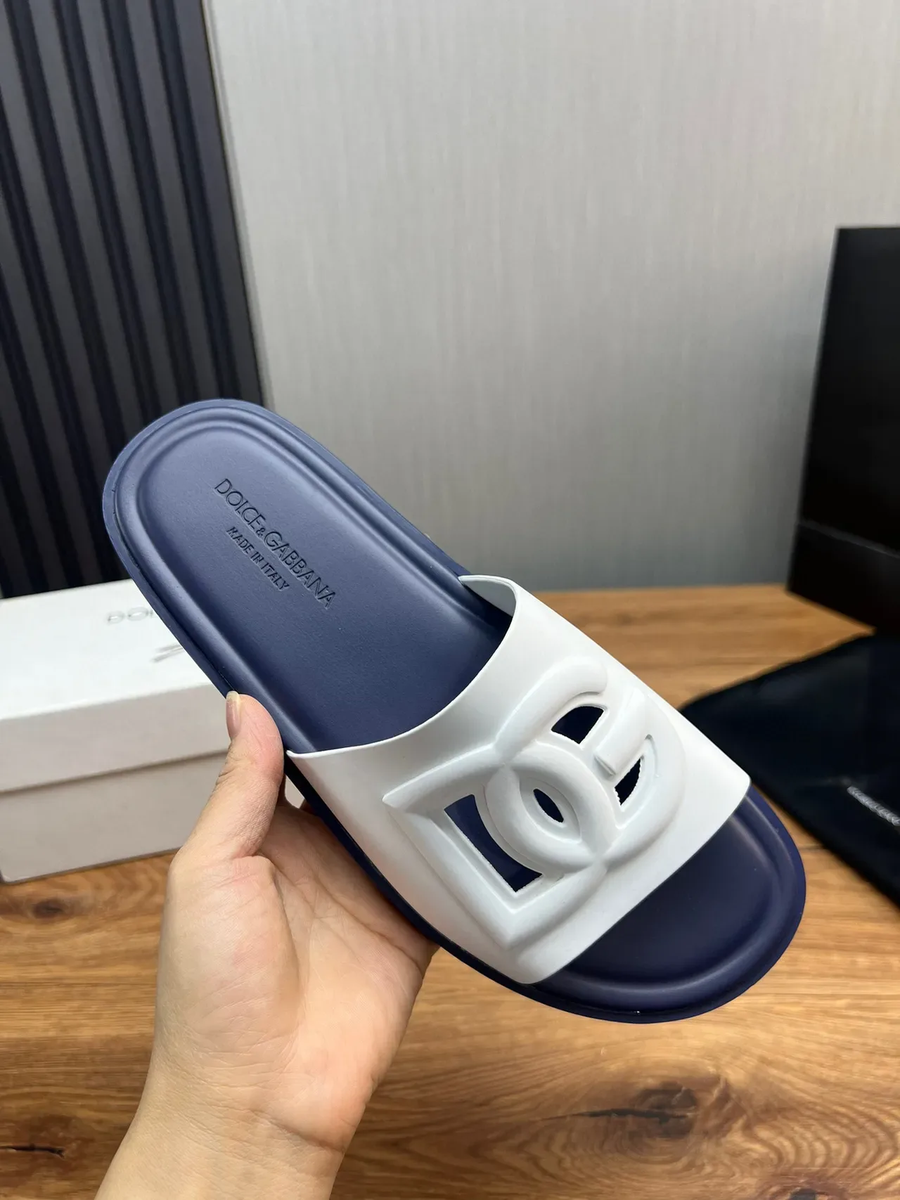 Dolce & Gabbana Logo Slide Chaussons Blancs et Navy 7