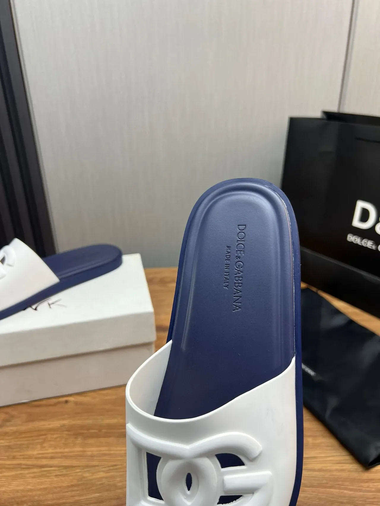 Dolce & Gabbana Logo Slide Chaussons Blancs et Navy 8