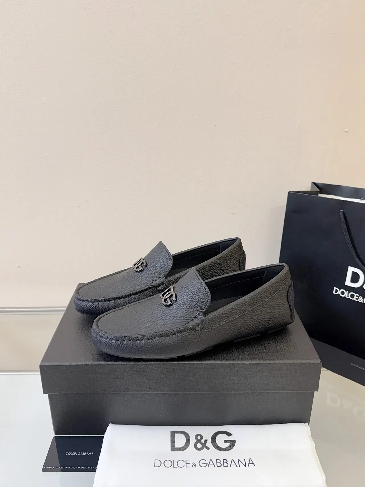 Dolce & Gabbana Portofino Mocassim Preto Couro Granulado Metal Logo DG 2
