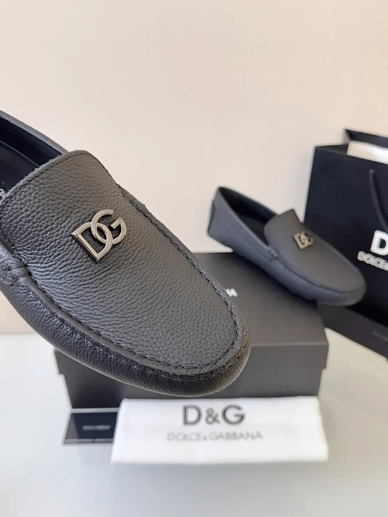 Dolce & Gabbana Portofino Mocassim Preto Couro Granulado Metal Logo DG 3
