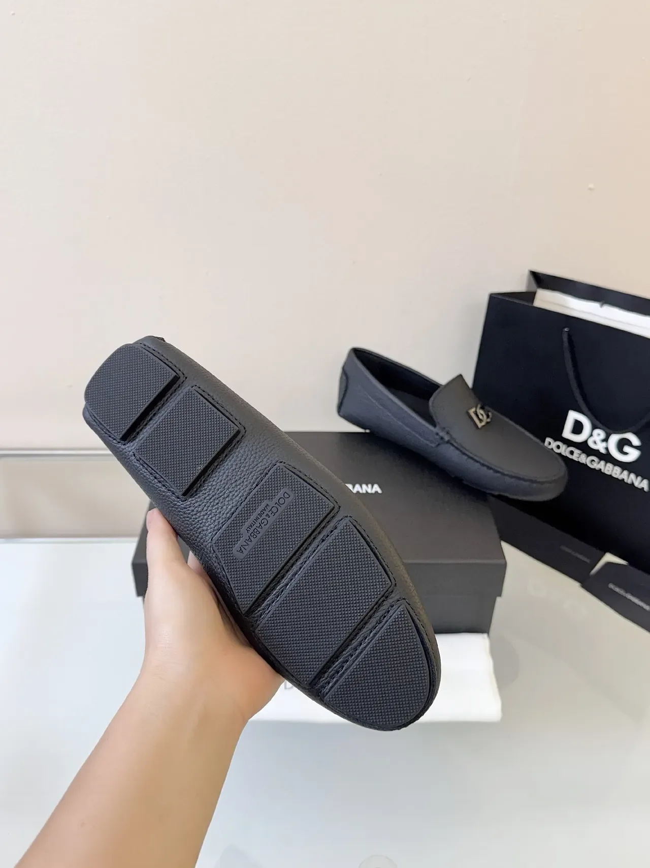 Dolce & Gabbana Portofino Mocassim Preto Couro Granulado Metal Logo DG 5