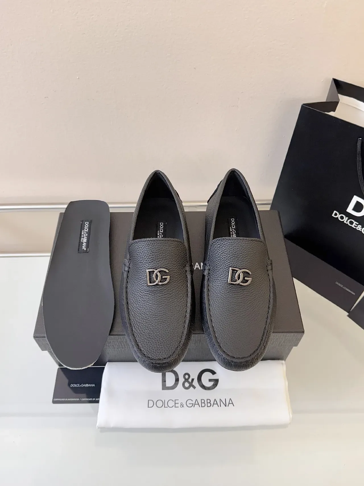 Dolce & Gabbana Portofino Mocassim Preto Couro Granulado Metal Logo DG 6