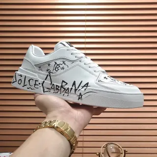 Dolce & Gabbana Sneakers Lifestyle Blanc et Noir en Cuir Graffiti-Print