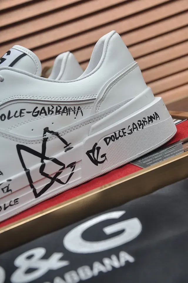 Dolce & Gabbana Sneakers Lifestyle Blanc et Noir en Cuir Graffiti-Print 2