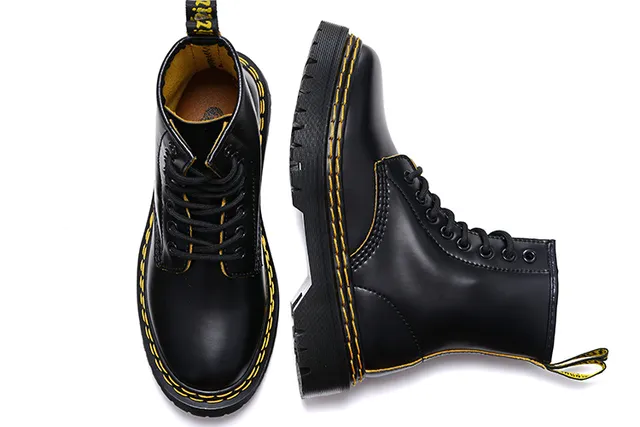 Dr. Martens 1460 黑色光滑皮革黄色鞋耳马丁靴 2