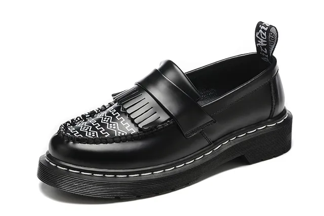 Dr. Martens काले सफेद प्लेटफॉर्म सोल टासल स्ट्रैप लोअफर 5