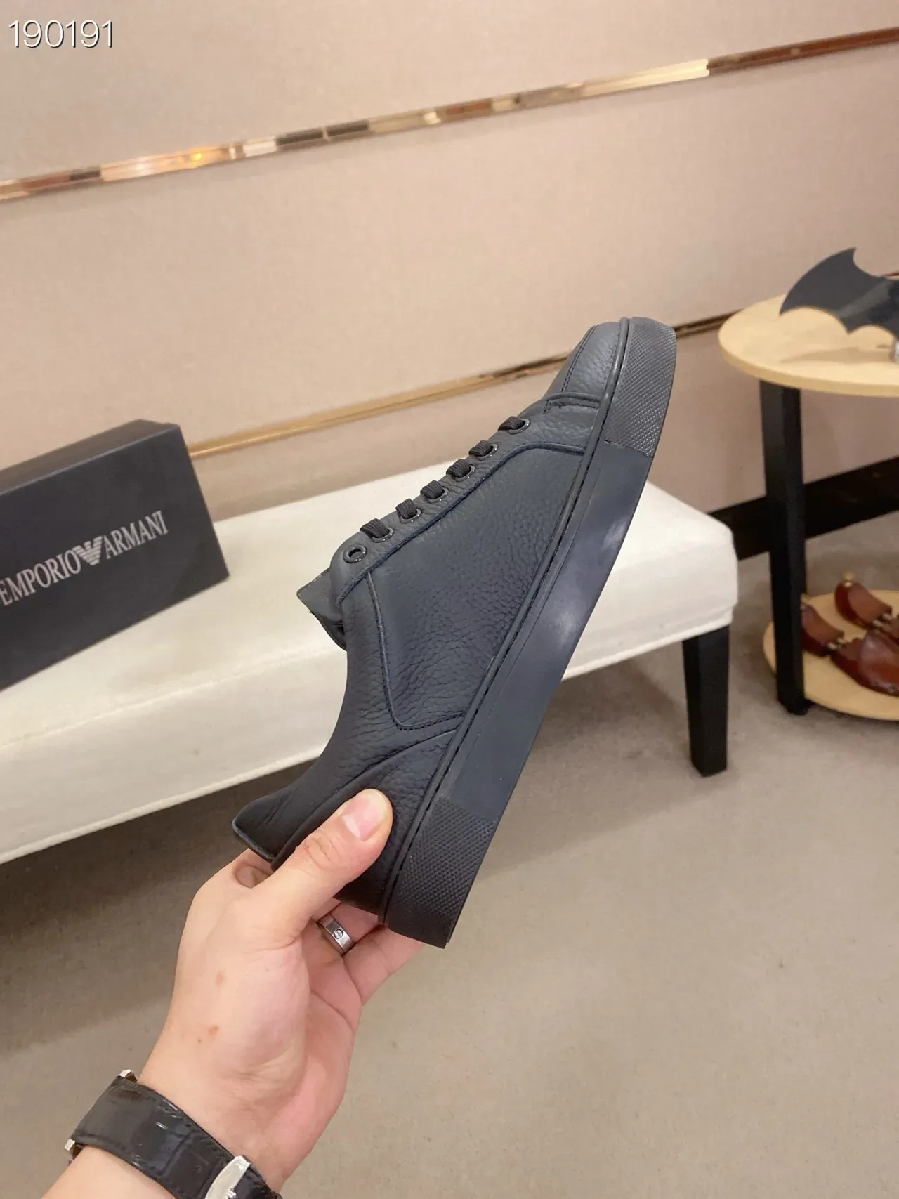 Emporio Armani حذاء أسلوب حياة جلد أسود بشعار النسر 8