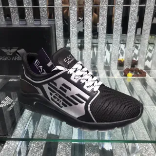 Emporio Armani Zapatillas Lifestyle Negro y Plata con parte superior de malla y panel lateral gráfico