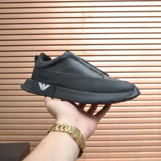 Emporio Armani Zapatillas lifestyle negras slip-on de cuero con textura de guijarro