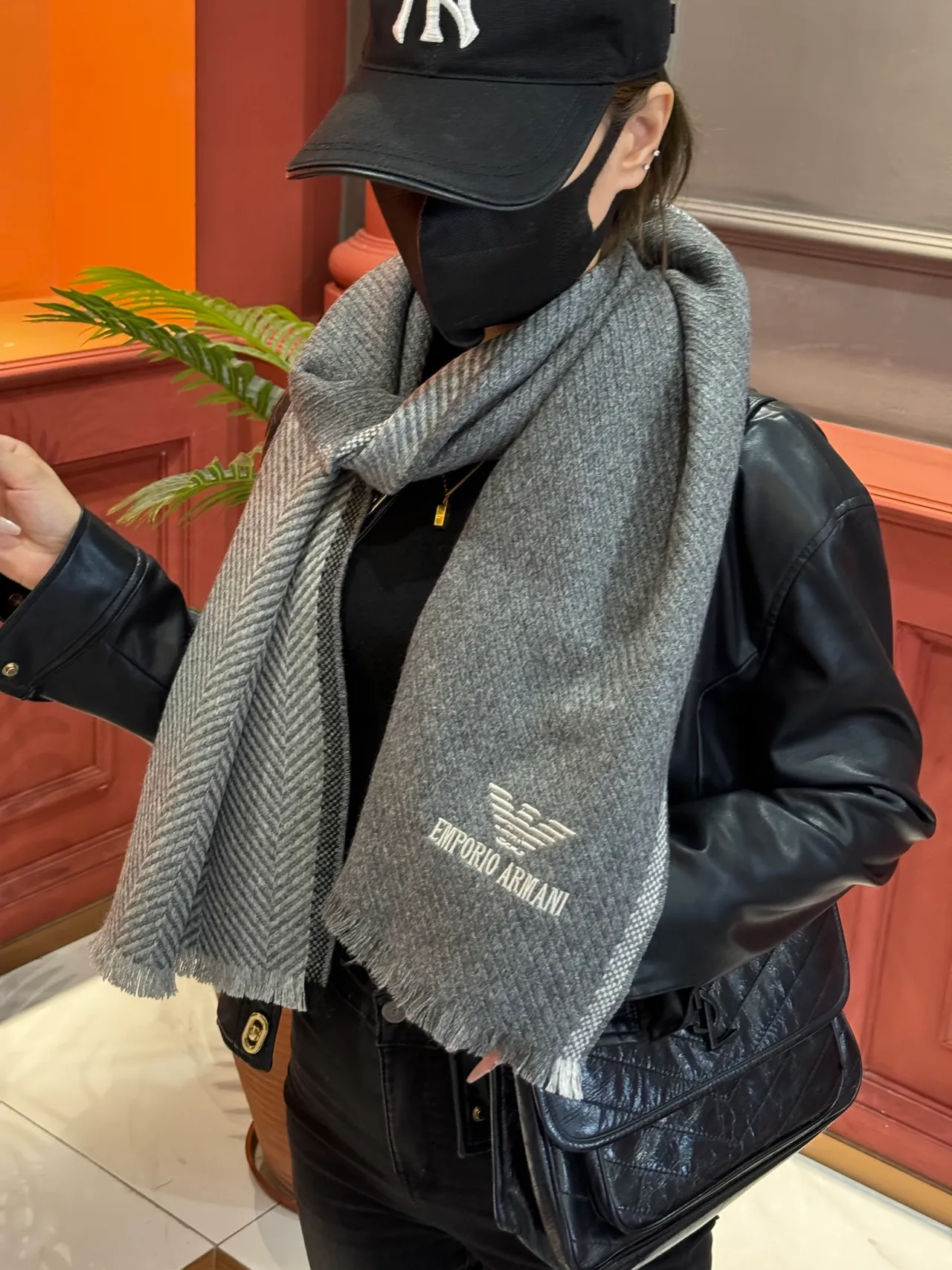 Emporio Armani Cachecol Cinza com Tricô Herringbone em Cashmere 2