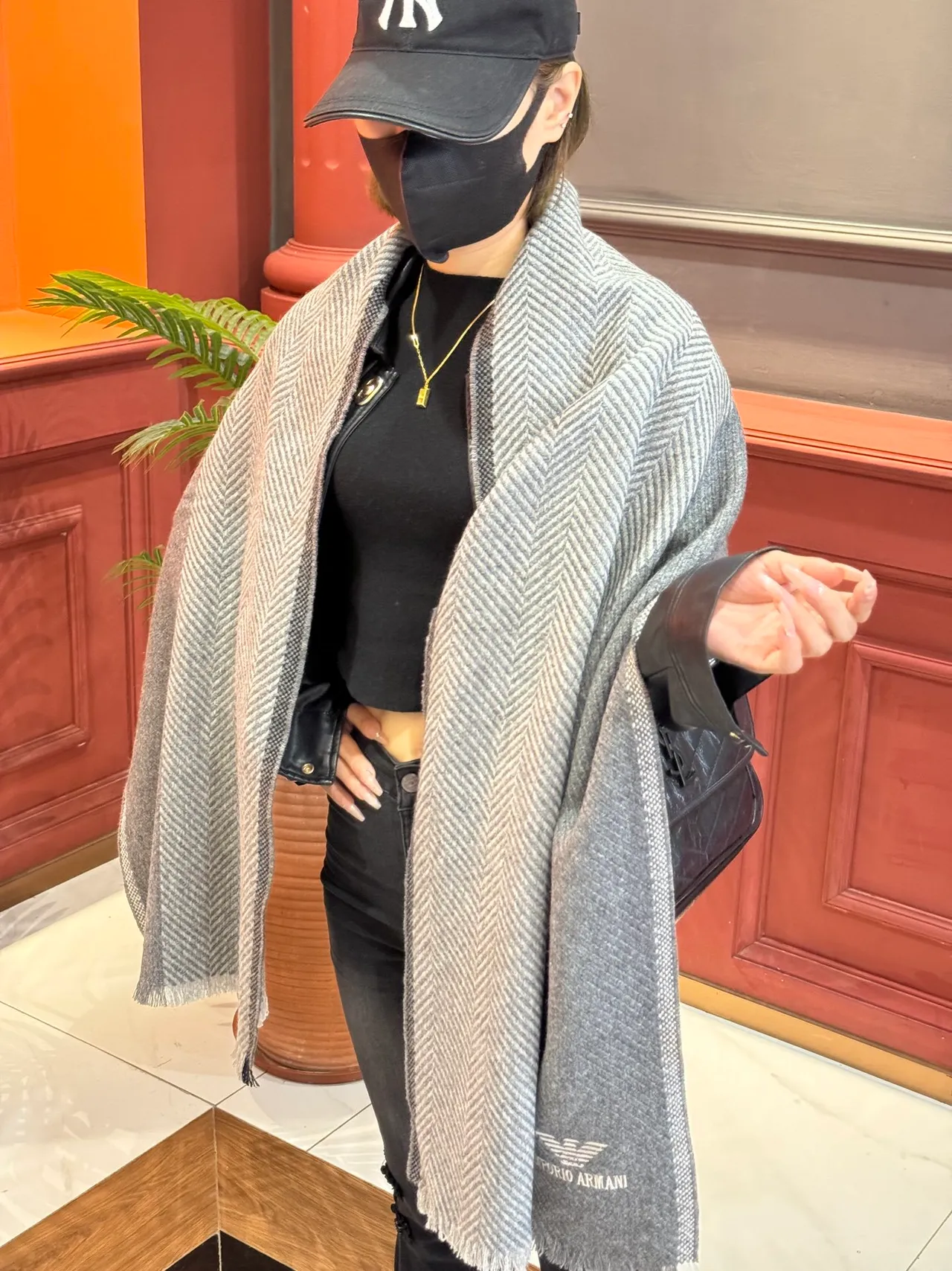 Emporio Armani Cachecol Cinza com Tricô Herringbone em Cashmere 3