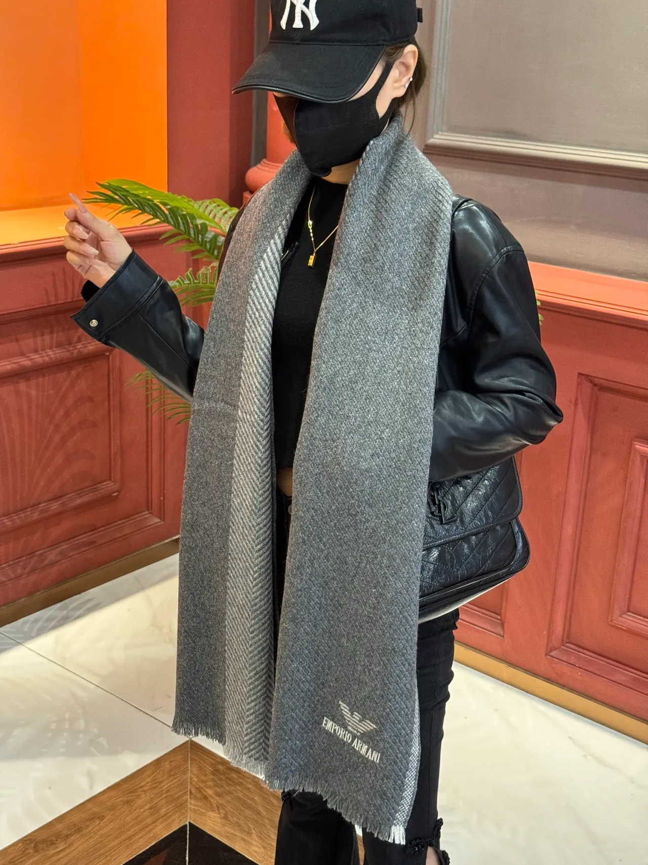 Emporio Armani Cachecol Cinza com Tricô Herringbone em Cashmere 4