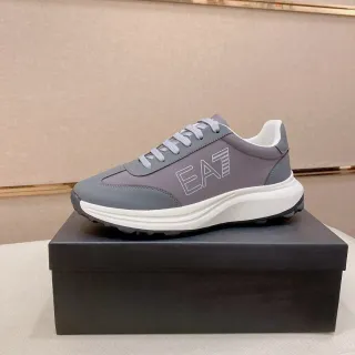 Emporio Armani ধূসর সাদা নিম্ন-টপ স্তরযুক্ত সিন্থেটিক উপরের জীবনধারা স্নিকার্স