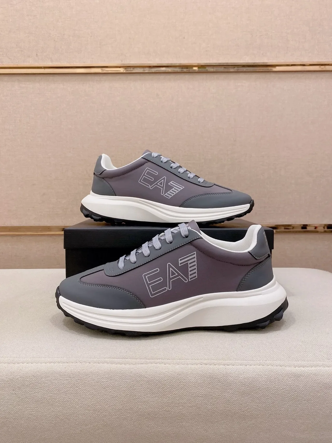 Emporio Armani Gris Blanc Baskets Lifestyle Basses avec Tige Synthétique Stratifiée 7