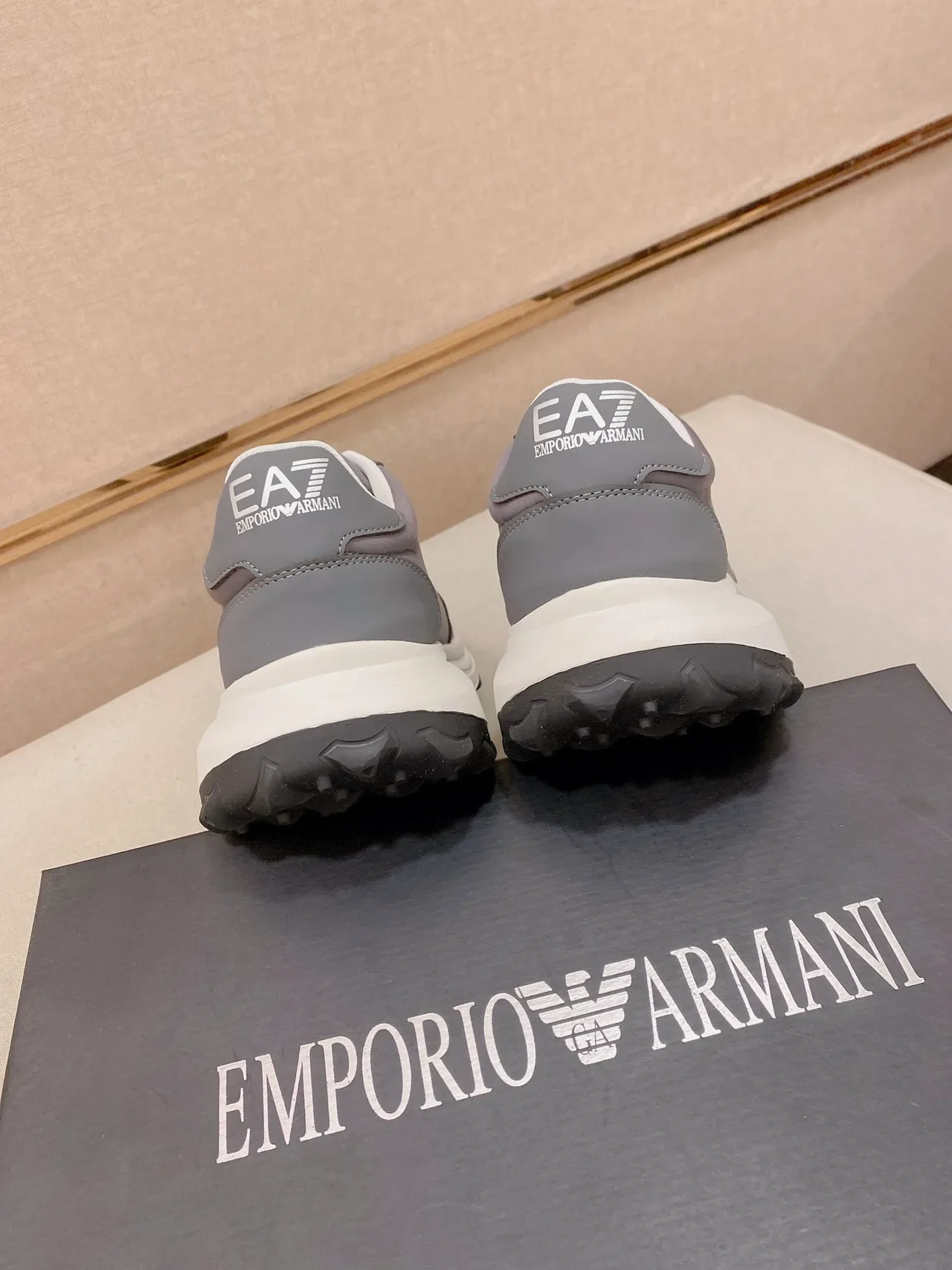 Emporio Armani Gris Blanc Baskets Lifestyle Basses avec Tige Synthétique Stratifiée 8