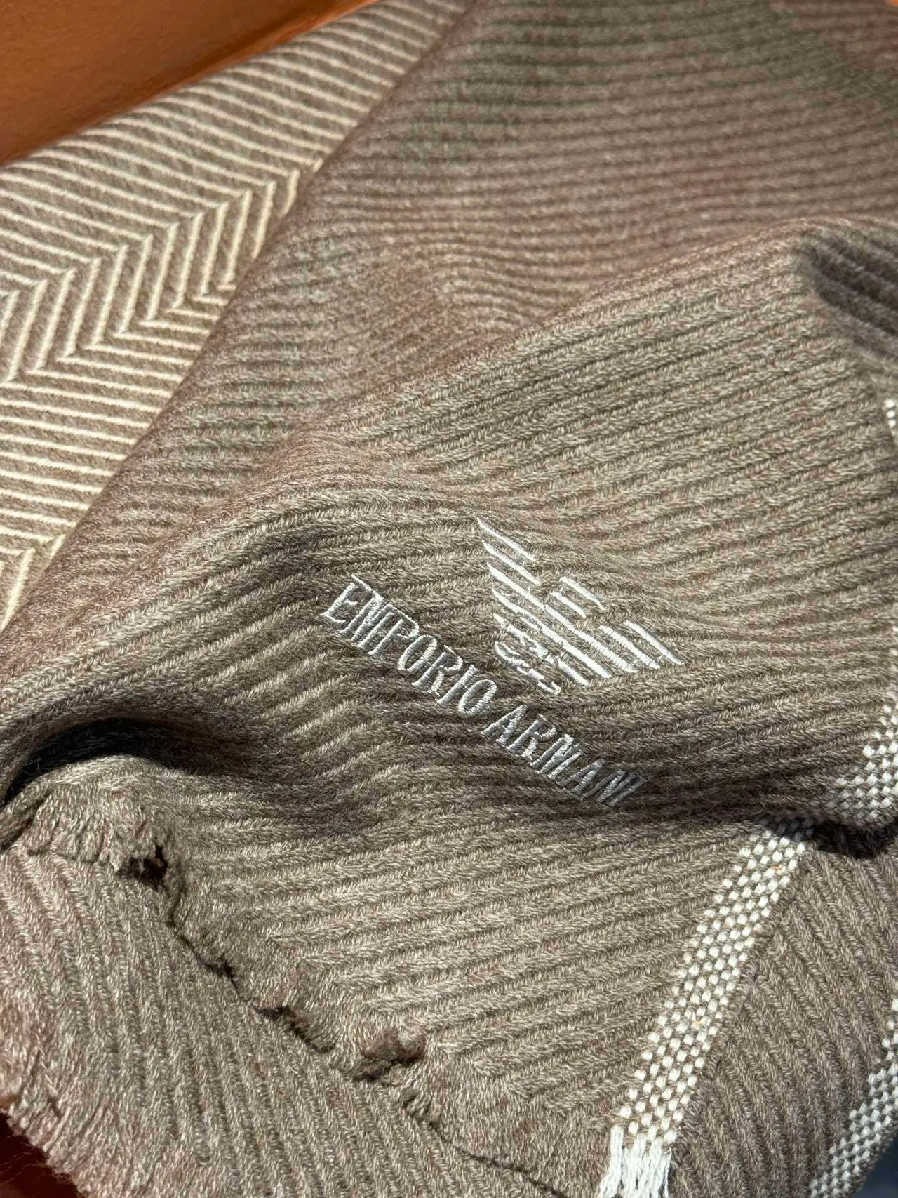 Emporio Armani Herringbone Weave Écharpe Cachemire Gris 8