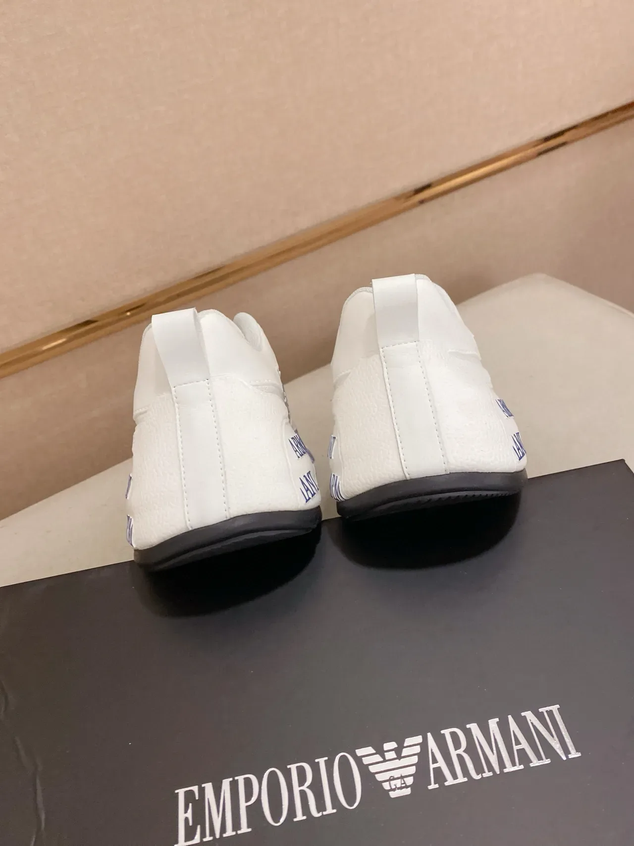 Emporio Armani Logo Lourd Blanc et Marine Sneakers Lifestyle 8