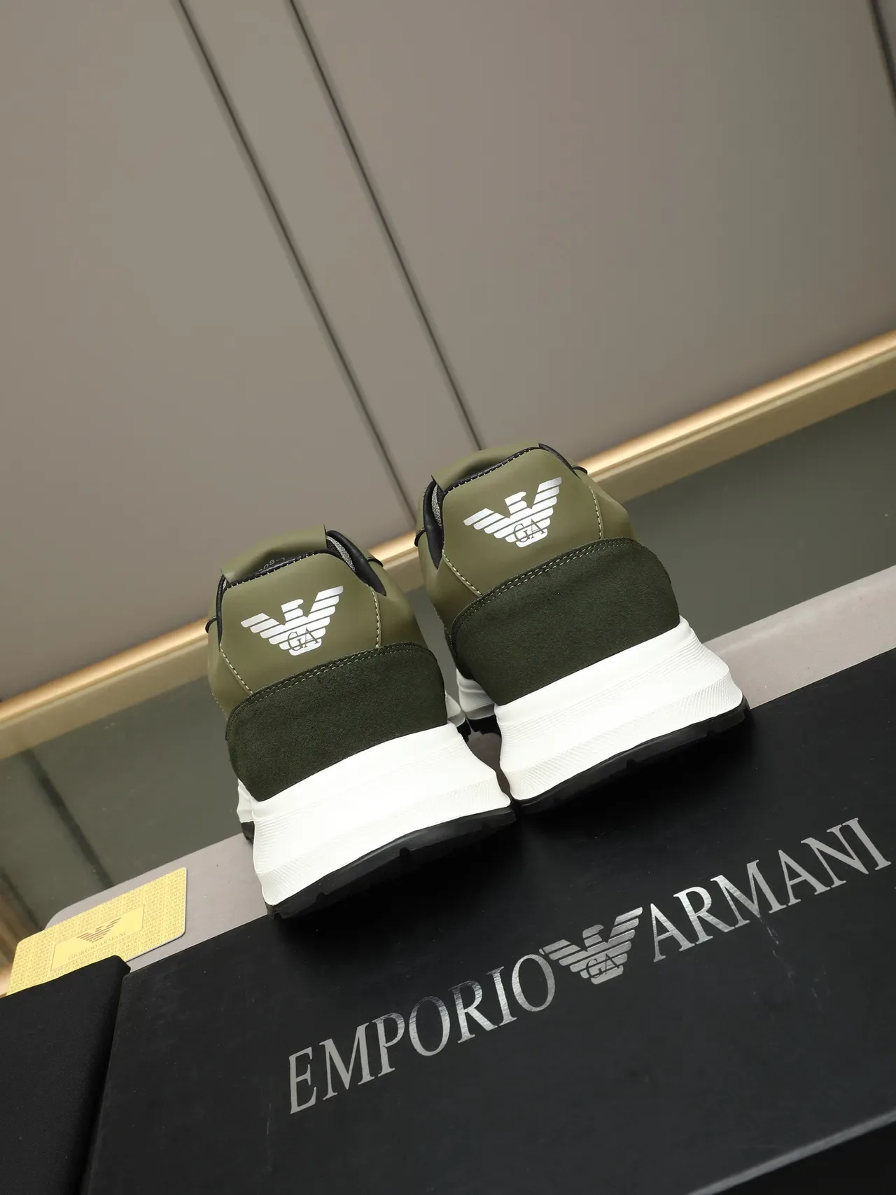 Emporio Armani حذاء لايف ستايل أنيق أخضر زيتوني وأخضر داكن سويدي شبكي 3