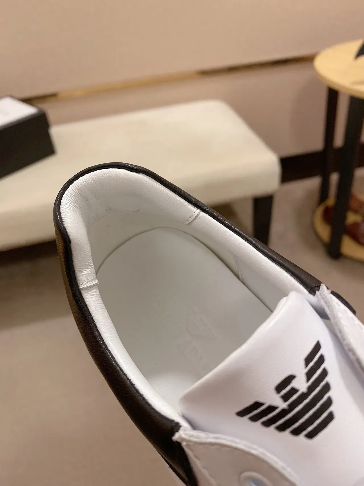 Emporio Armani أحذية رياضية أسلوب حياة بيضاء وسوداء من جلد علوي منخفضة 5