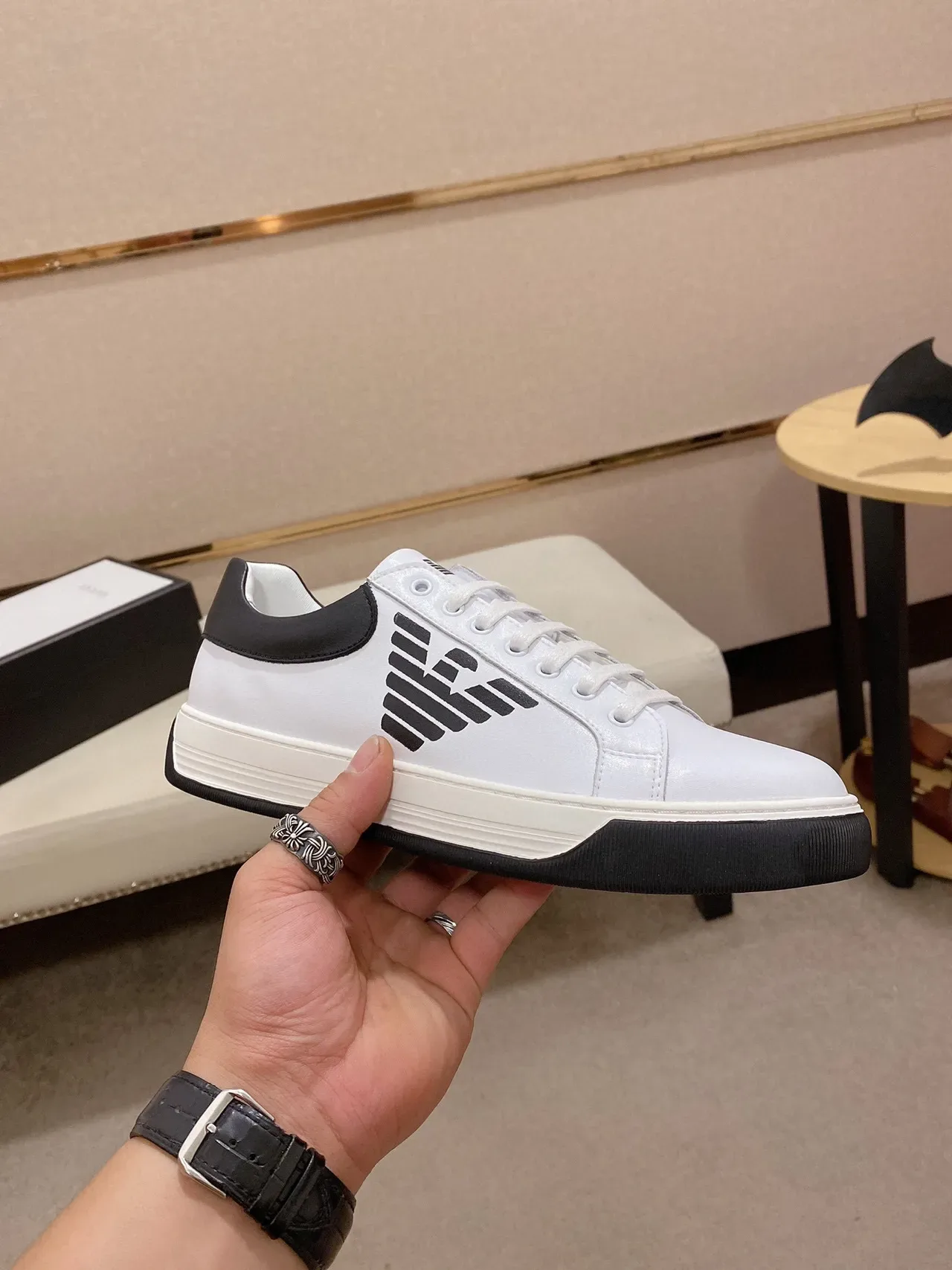 Emporio Armani أحذية رياضية أسلوب حياة بيضاء وسوداء من جلد علوي منخفضة 7