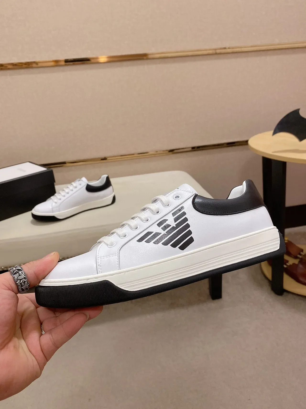 Emporio Armani أحذية رياضية أسلوب حياة بيضاء وسوداء من جلد علوي منخفضة 8