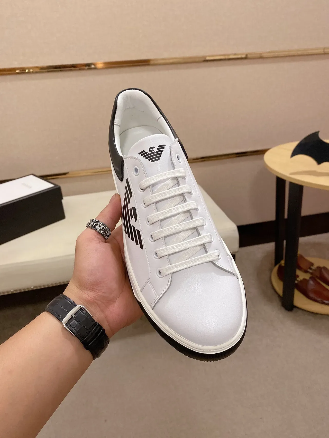 Emporio Armani أحذية رياضية أسلوب حياة بيضاء وسوداء من جلد علوي منخفضة 9