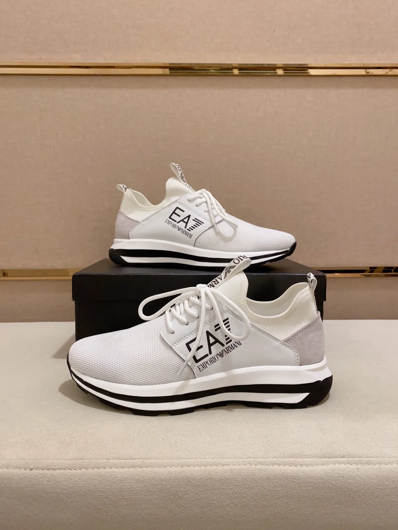 Emporio Armani Zapatillas Lifestyle blancas y negras con parte superior de malla y panel lateral con marca 2