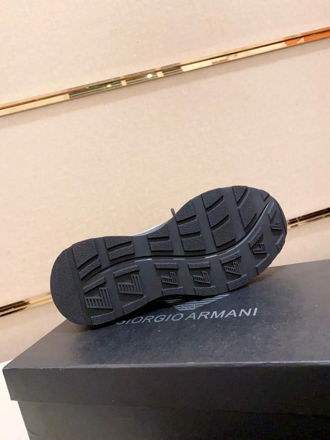 Emporio Armani Zapatillas Lifestyle blancas y negras con parte superior de malla y panel lateral con marca 3