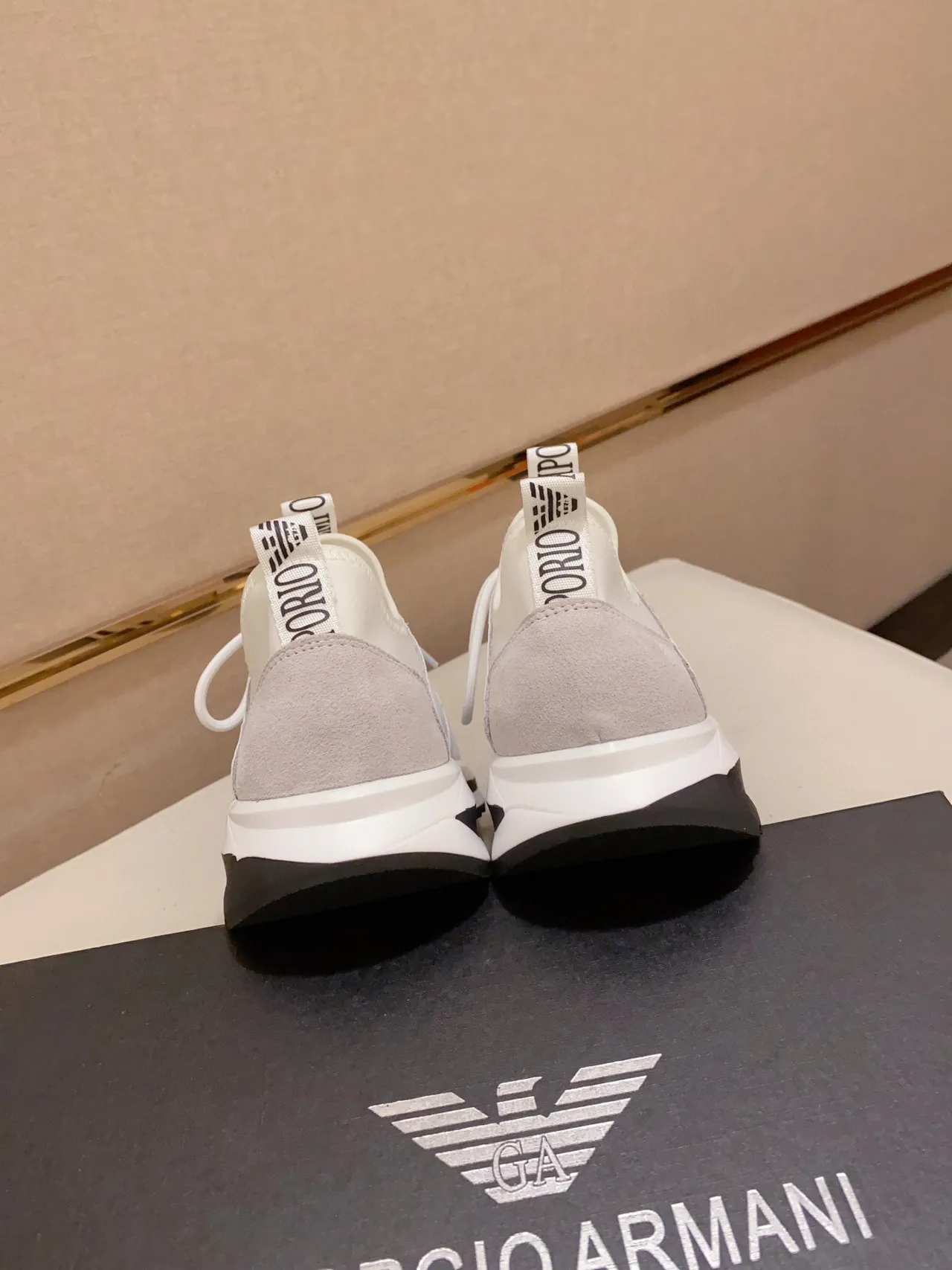 Emporio Armani Zapatillas Lifestyle blancas y negras con parte superior de malla y panel lateral con marca 4