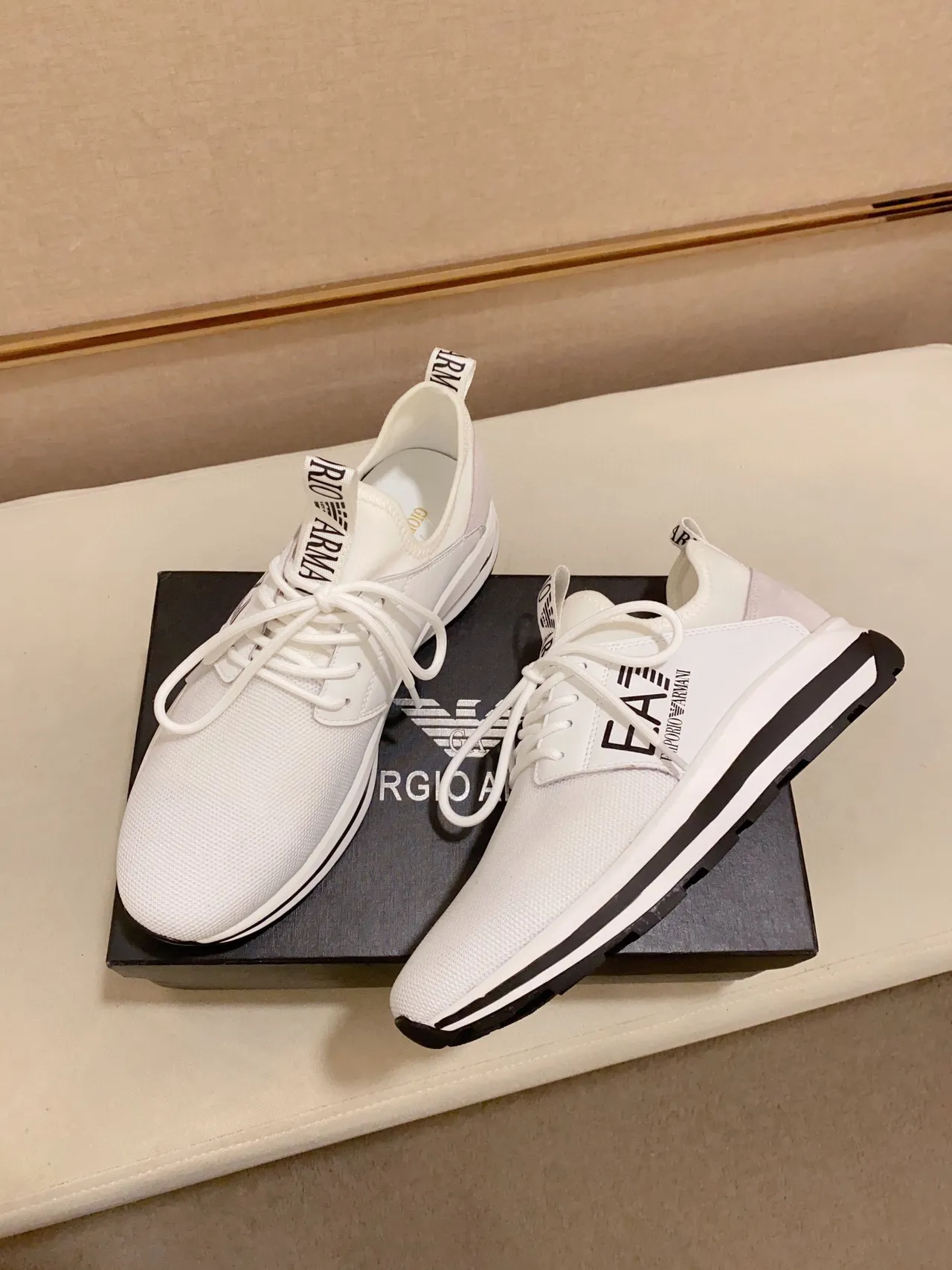 Emporio Armani Zapatillas Lifestyle blancas y negras con parte superior de malla y panel lateral con marca 5