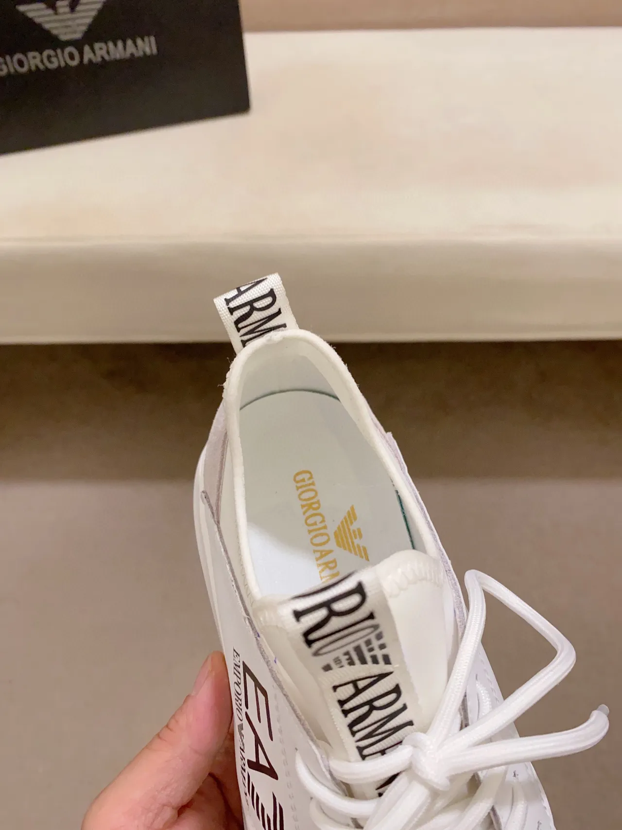 Emporio Armani Zapatillas Lifestyle blancas y negras con parte superior de malla y panel lateral con marca 6